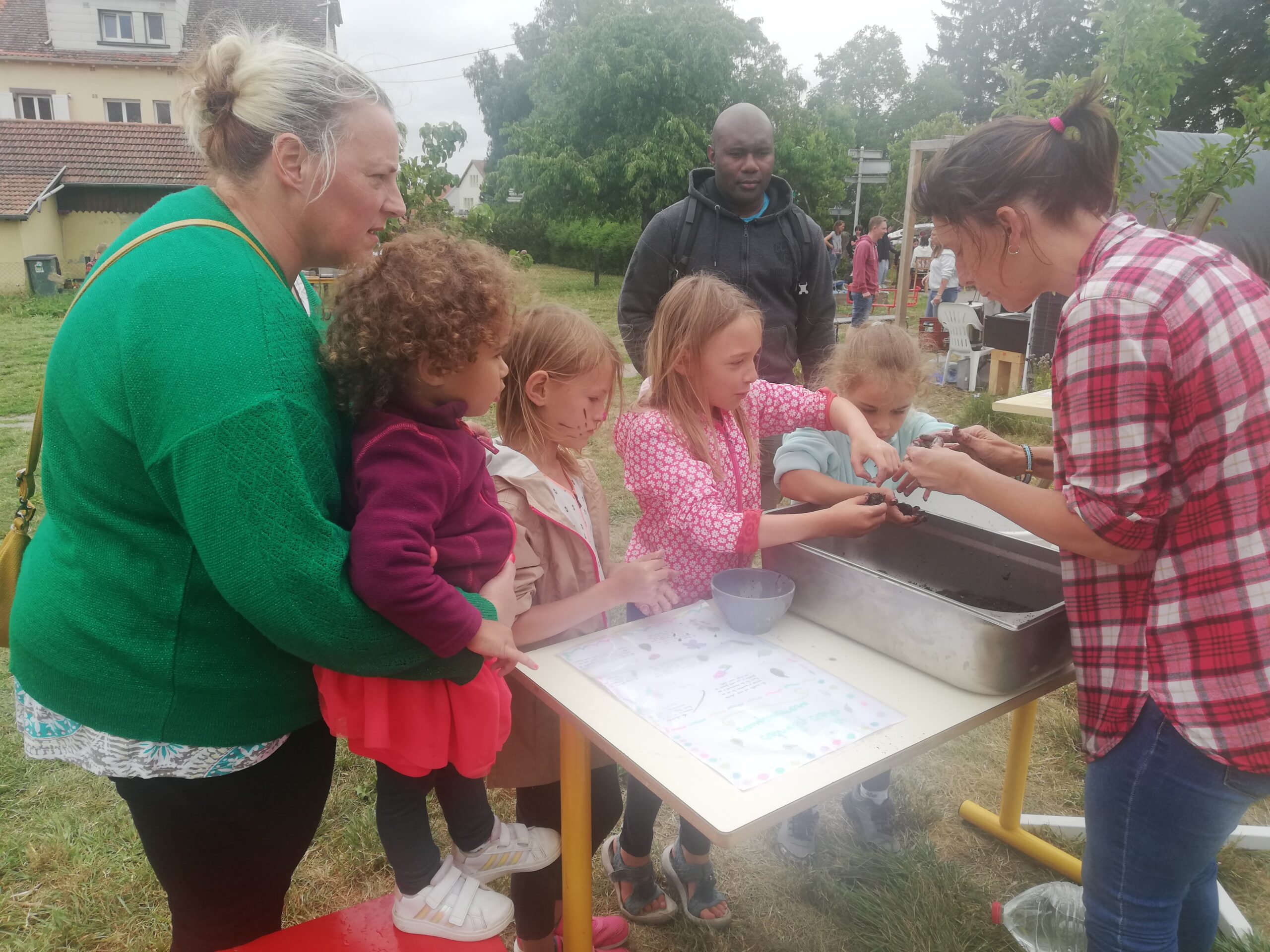enseignante bienveillante montessori nature